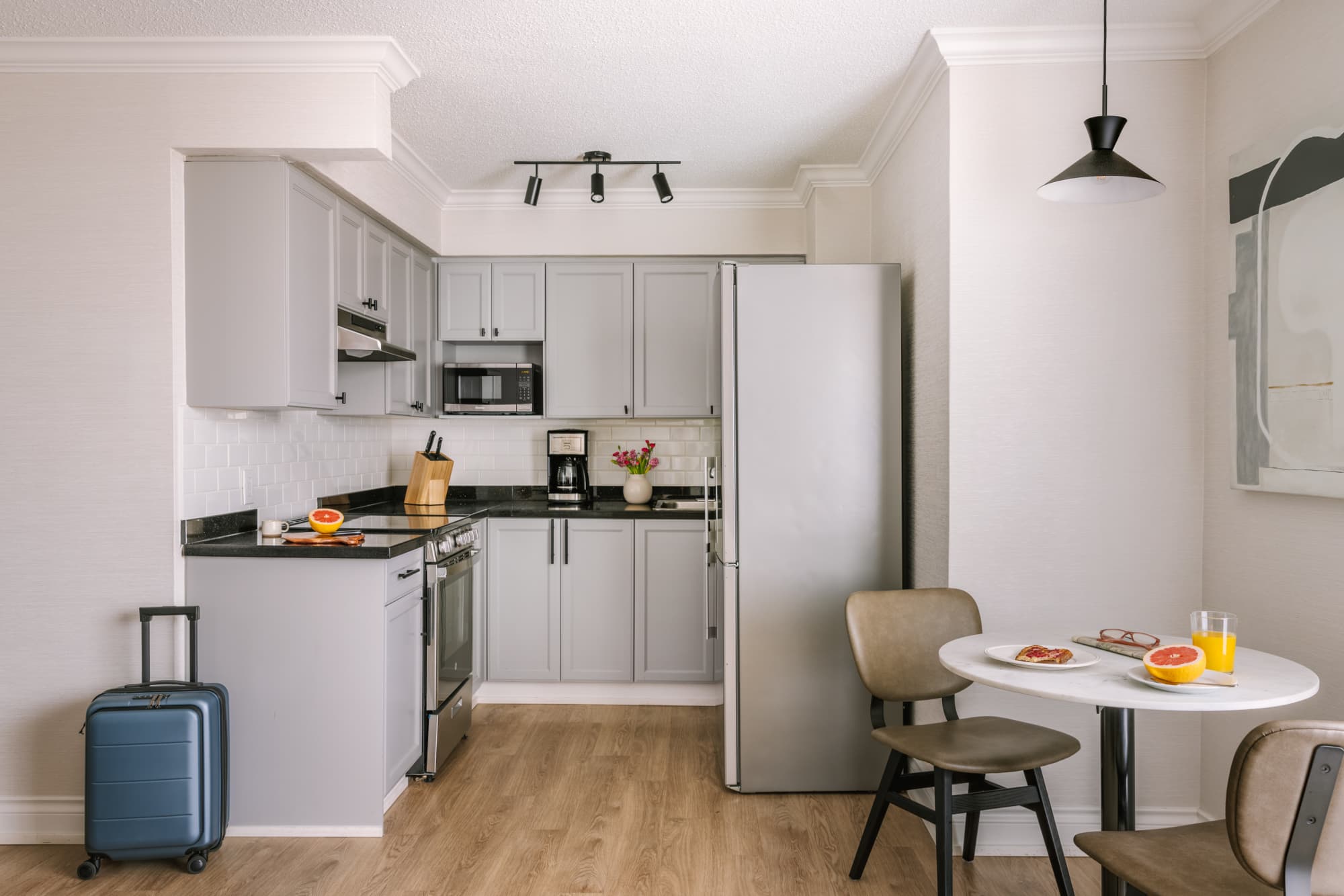 Airbnb-style suite in Vancouver’s West End with full kitchen and dining area